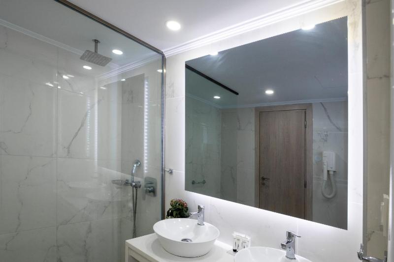 One-Bedroom Suite image 2