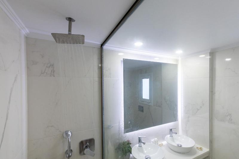 One-Bedroom Suite image 3