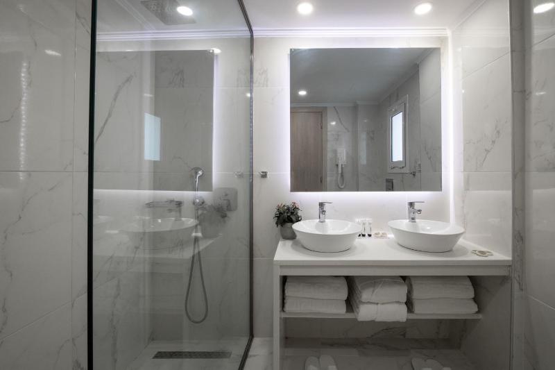 One-Bedroom Suite image 4
