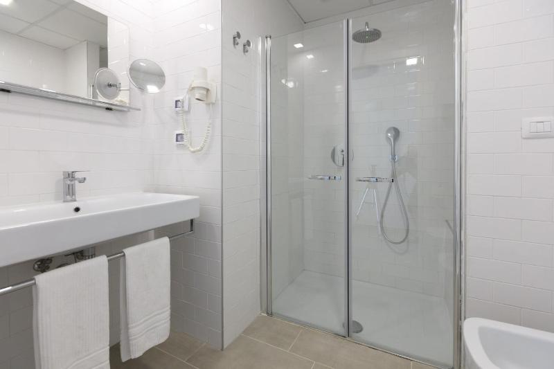 Double or Twin Room with Partial Sea View image 2