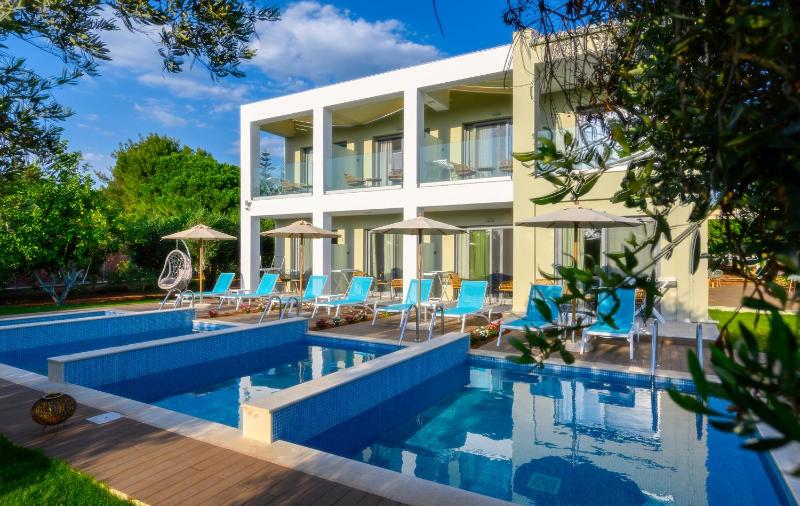Deluxe Quadruple Room with Private Pool image 3