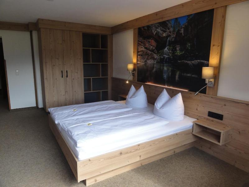 Deluxe Double Room (2 Adults + 1 Child) image 2