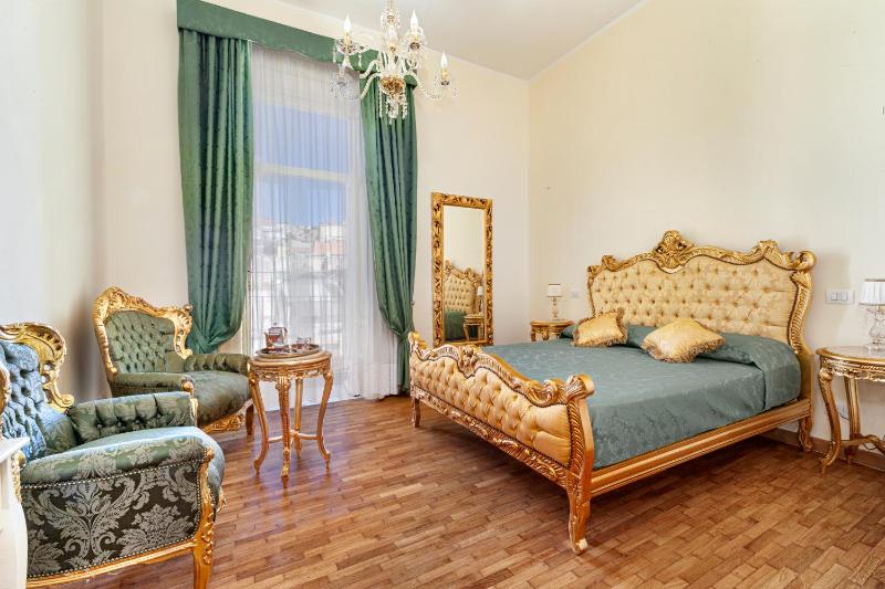 Double Room with Balcony image 2