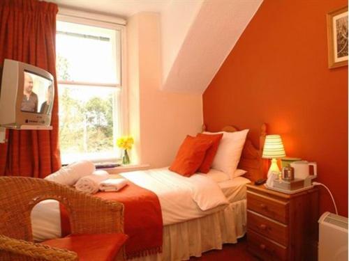 Single Room with Shared Bathroom image 1