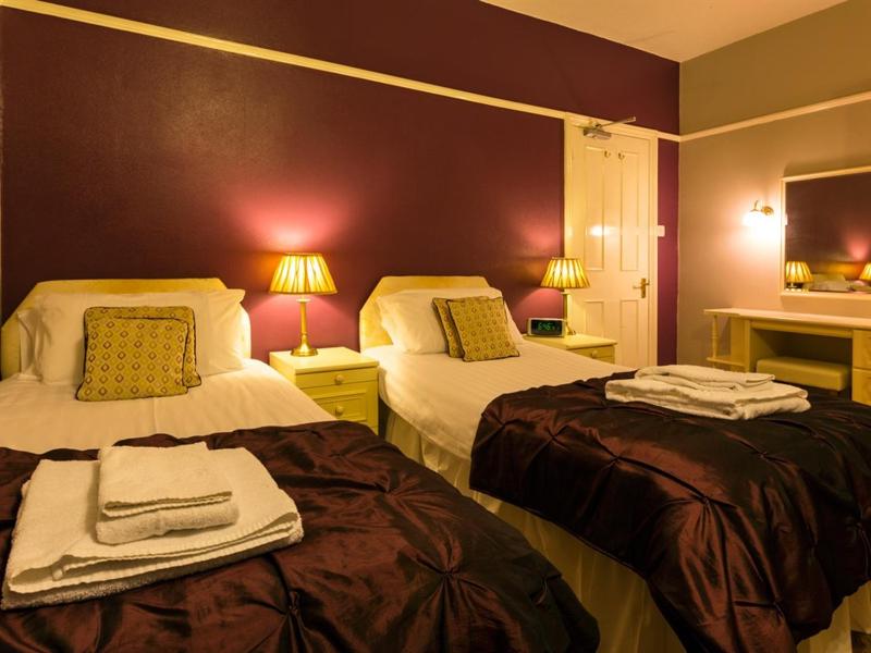 Twin Room with Private Bathroom image 1