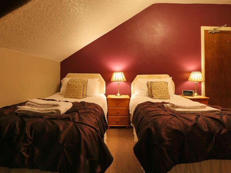 Twin Room with Private Bathroom image 3