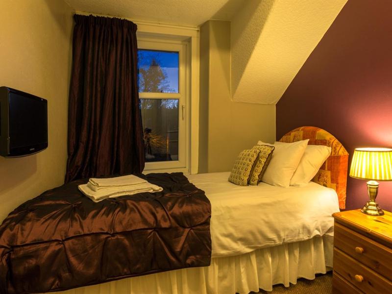 Single Room with Shared Bathroom image 3