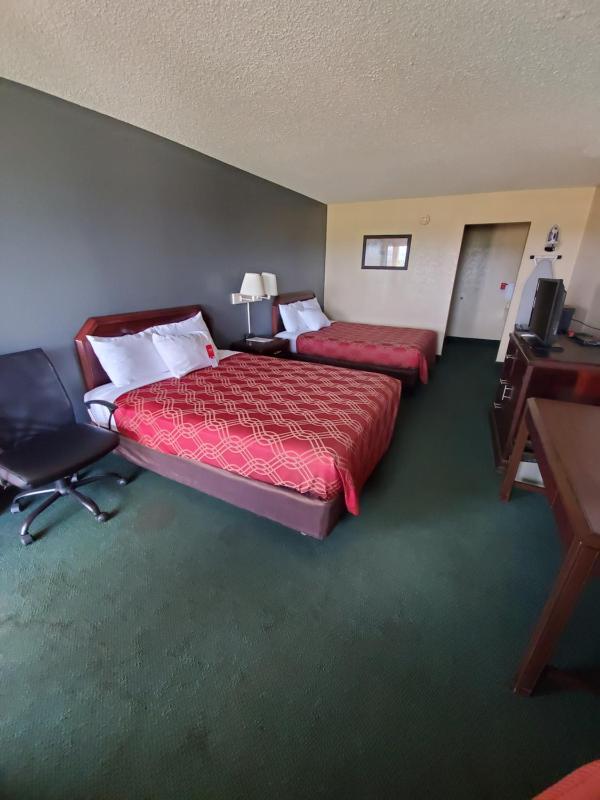 Double Room with Two Double Beds - Smoking image 4