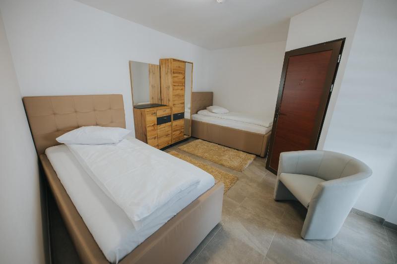 Twin Room with Private Bathroom image 2