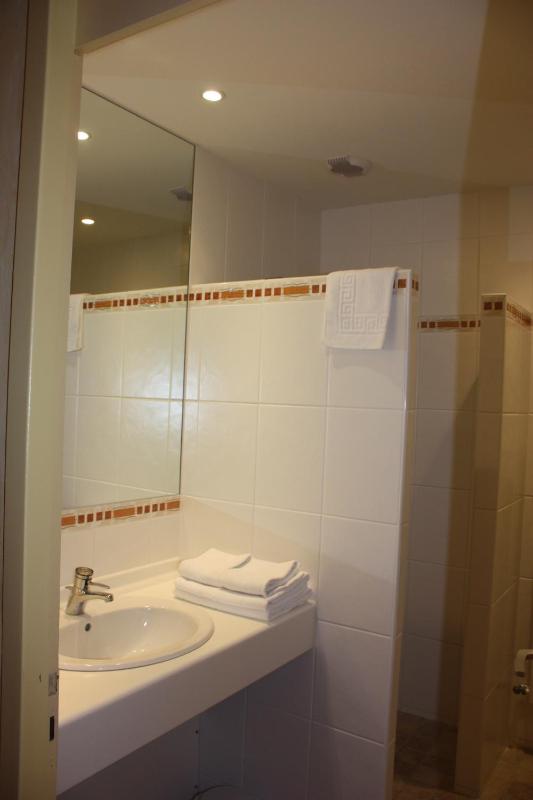 Twin Room image 3