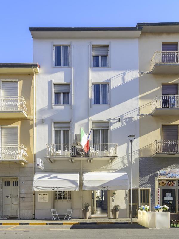City Hotel - image 21