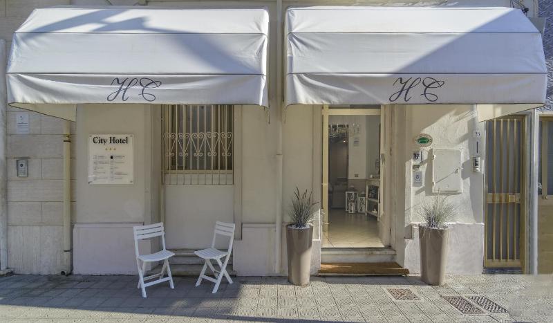 City Hotel - image 29