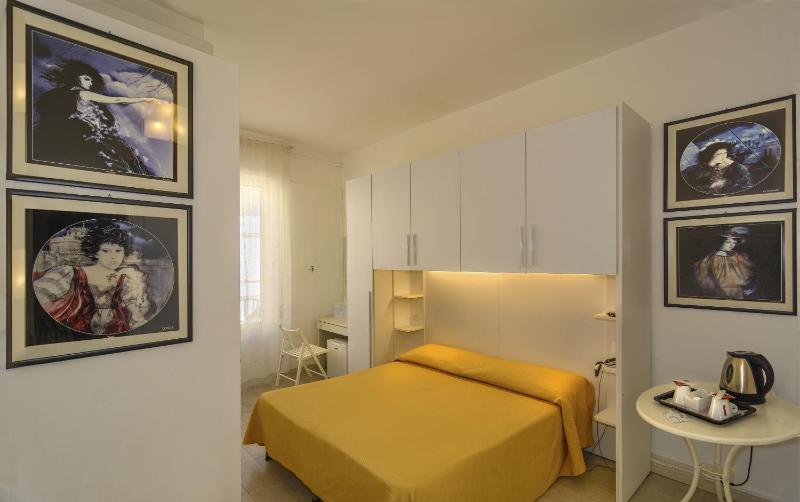 City Hotel - image 19