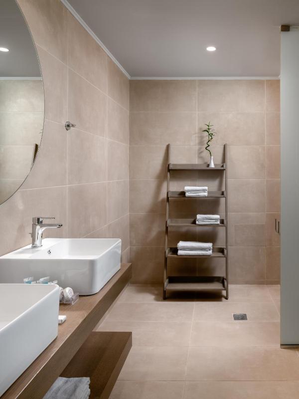 One-Bedroom Apartment (2 Adults + 1 Child) image 3