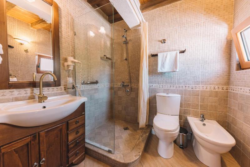 Deluxe Two-Bedroom Apartment with Balcony image 4