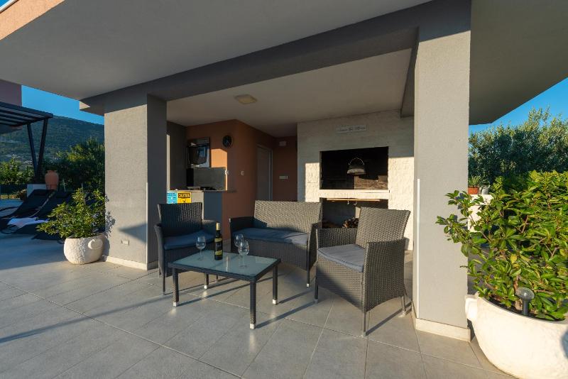 Villa Toni with 5 bedrooms and heated pool - image 31