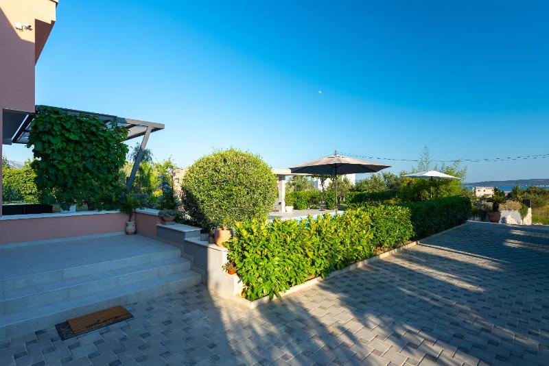 Villa Toni with 5 bedrooms and heated pool - image 35