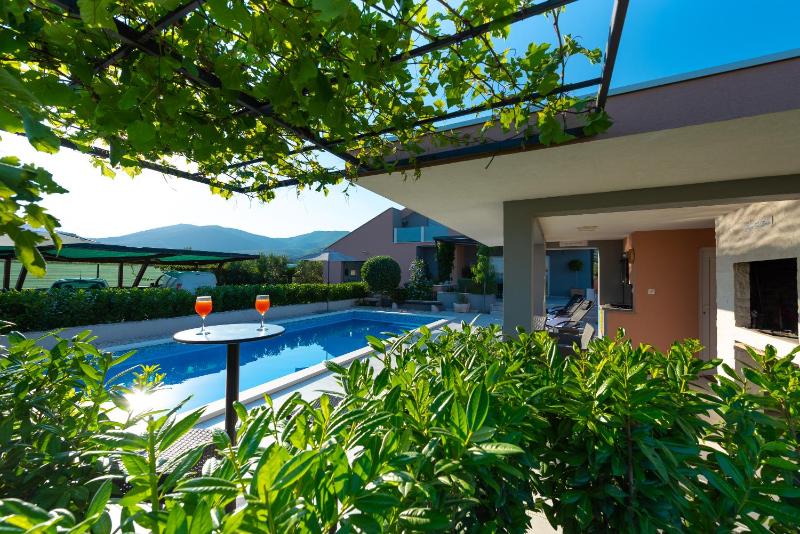 Villa Toni with 5 bedrooms and heated pool - image 26