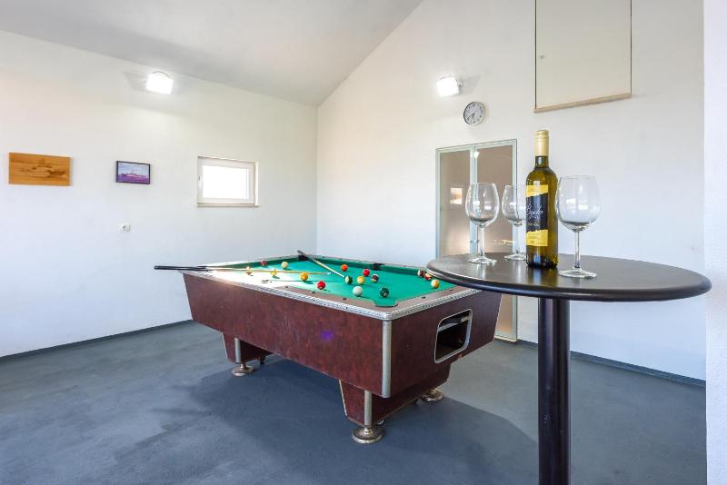 Villa Toni with 5 bedrooms and heated pool - image 44