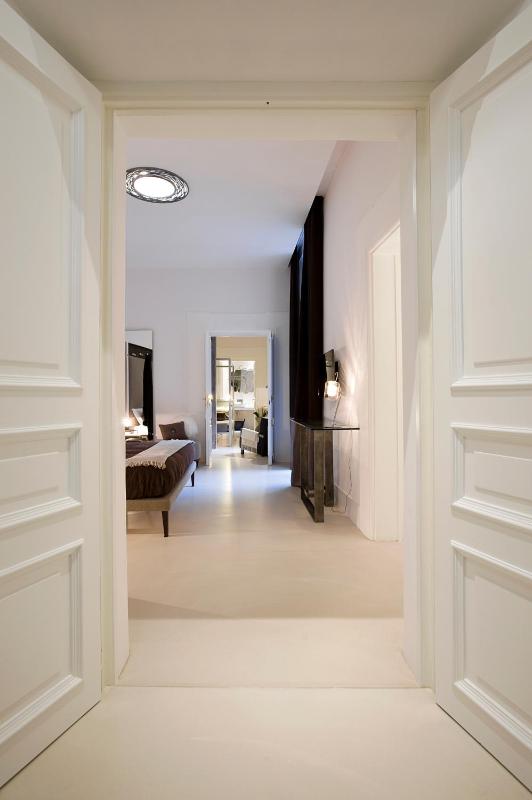 King Suite with Balcony image 3