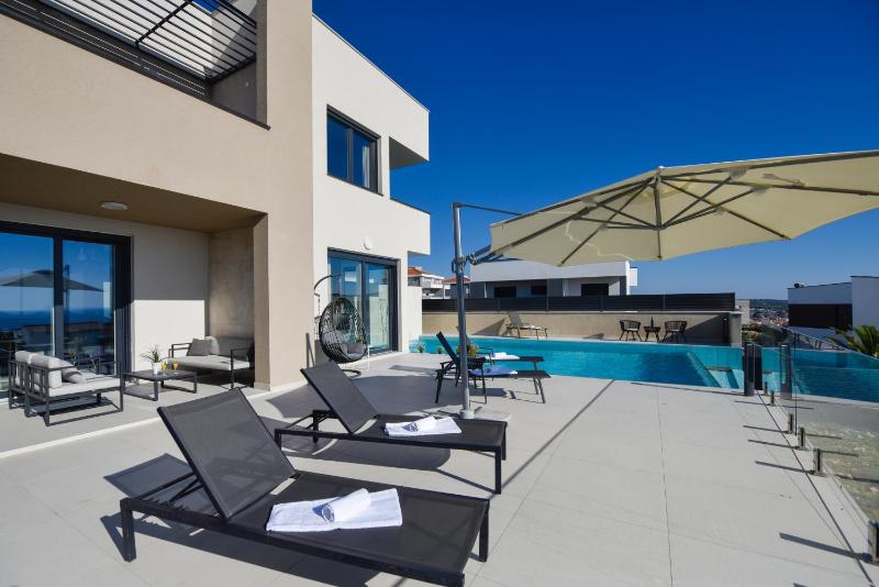 Luxury Four-Bedroom Villa with Private Pool and Sea View image 4
