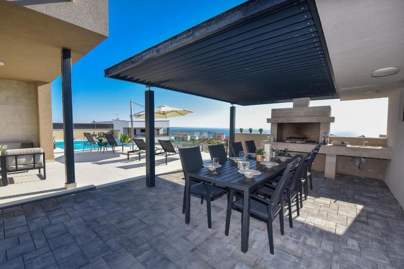 Luxury Four-Bedroom Villa with Private Pool and Sea View image 3