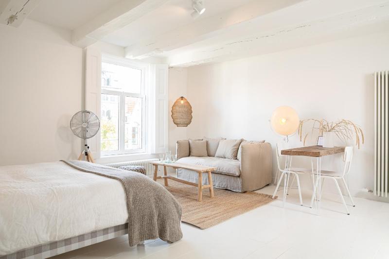 Family Room image 4
