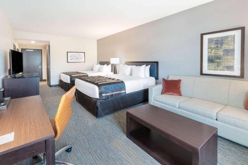 Deluxe Queen Room with Two Queen Beds - Non-Smoking image 2