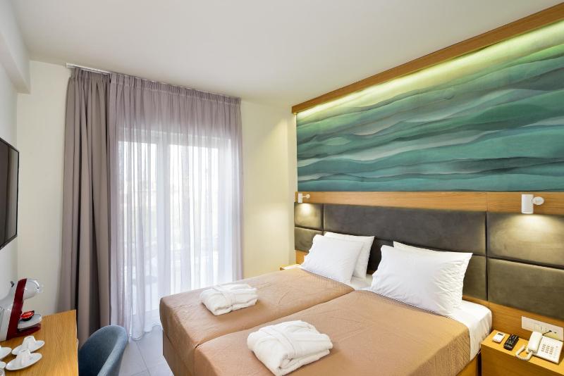 Deluxe room with Balcony image 3