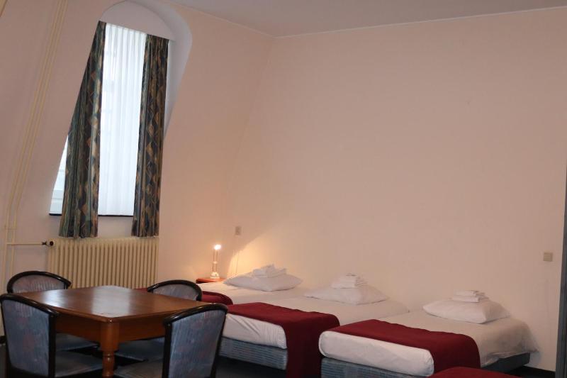 Economy Twin Room with Shared Bathroom image 1