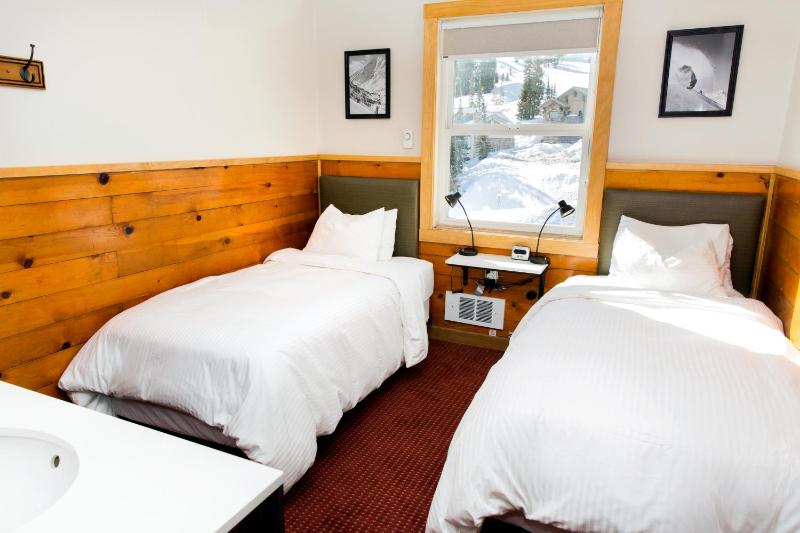 Twin Room with Shared Bathroom image 3