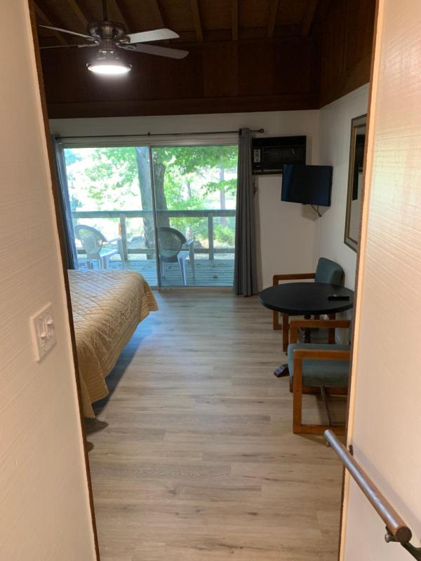 Standard King Room image 4