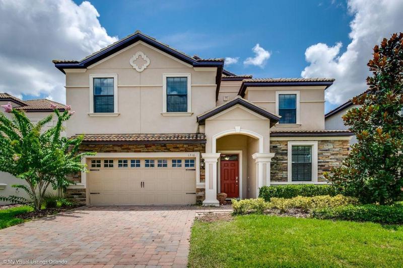 Eight-Bedroom Holiday Home image 1