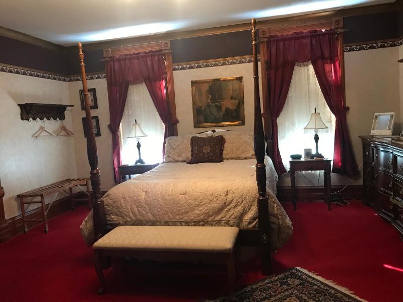 Standard Queen Room image 4