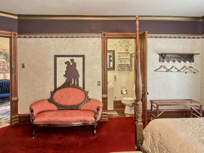 Standard Queen Room image 3