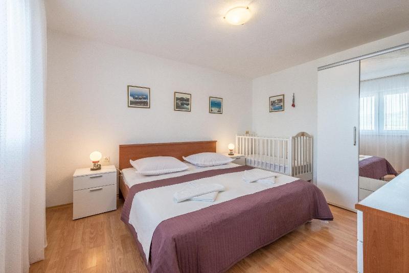 One-Bedroom Apartment image 2