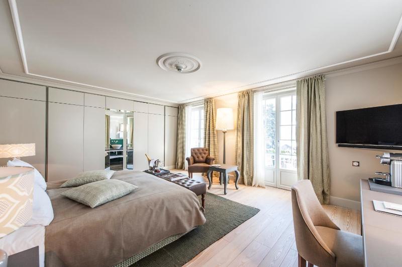 Double Room with Mountain View and Balcony image 4