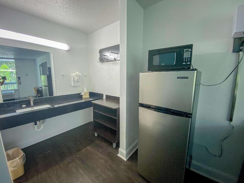 Deluxe King Room - Non-Smoking image 2
