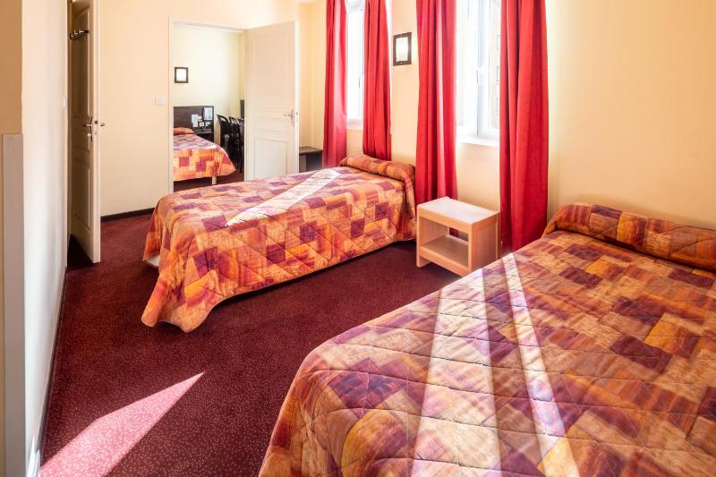 Superior Triple Room image 3