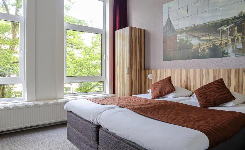 Standard Twin Room image 2