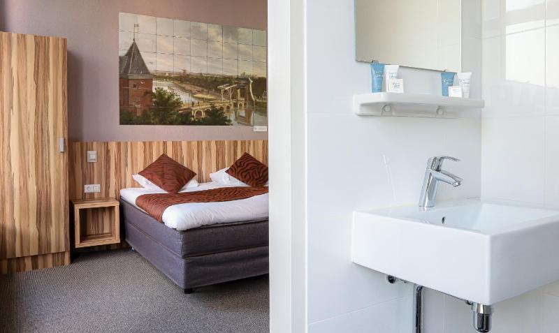 Standard Twin Room image 3