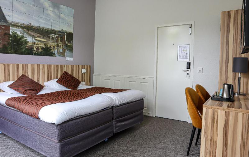 Standard Twin Room image 4