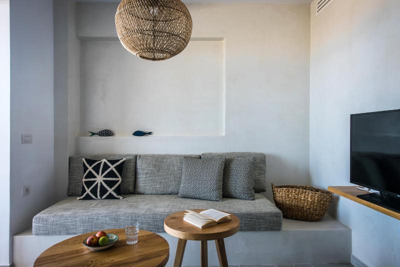 Deluxe Apartment with Sea View image 2