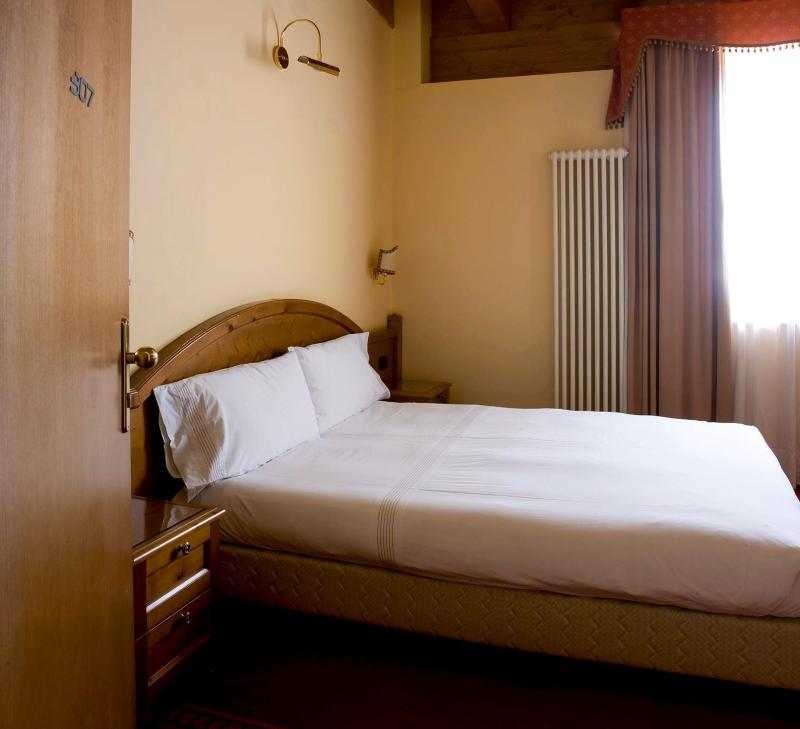 Standard Twin Room image 2