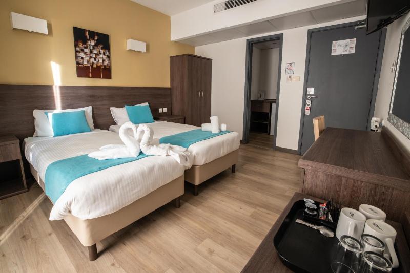 Double or Twin Room with Balcony image 3
