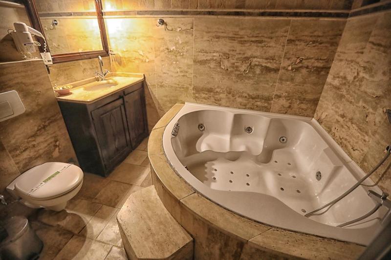 Deluxe Triple Room image 3