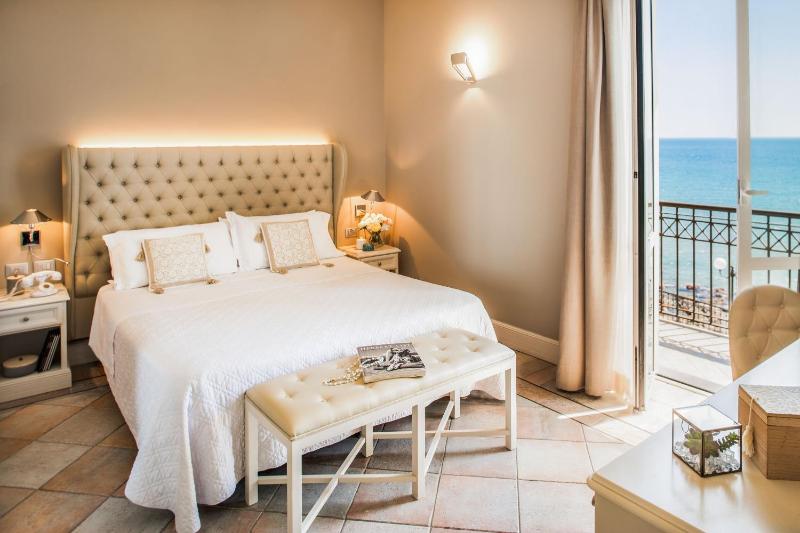 Double Room with Balcony and Sea View image 2