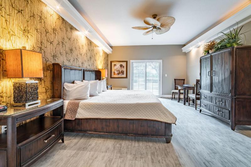 Deluxe Room with King Bed image 4