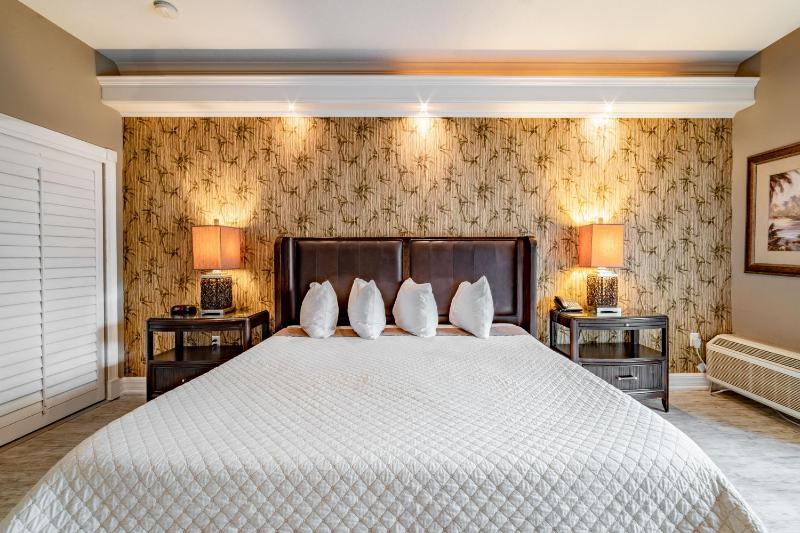 Deluxe Room with King Bed image 3