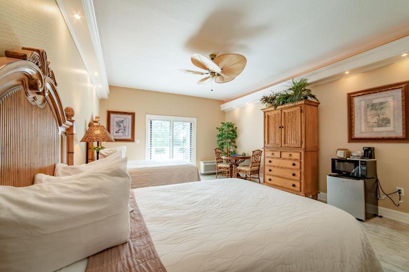 Deluxe Room with Two Queen Beds image 3